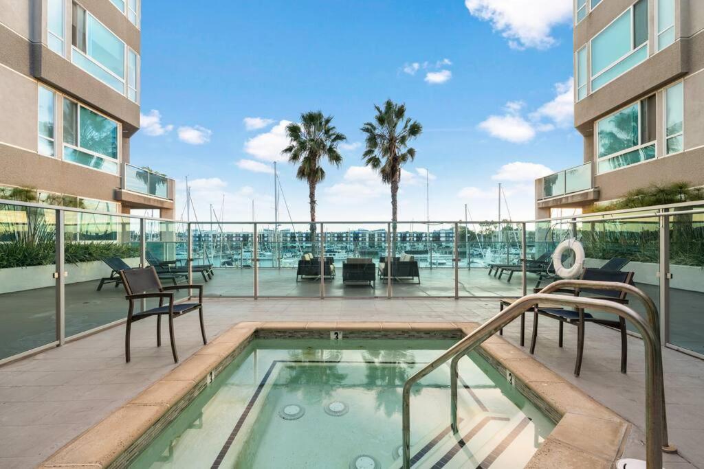 Skyline Oasis: Luxe 3-floor Waterfront Penthouse Apartment *