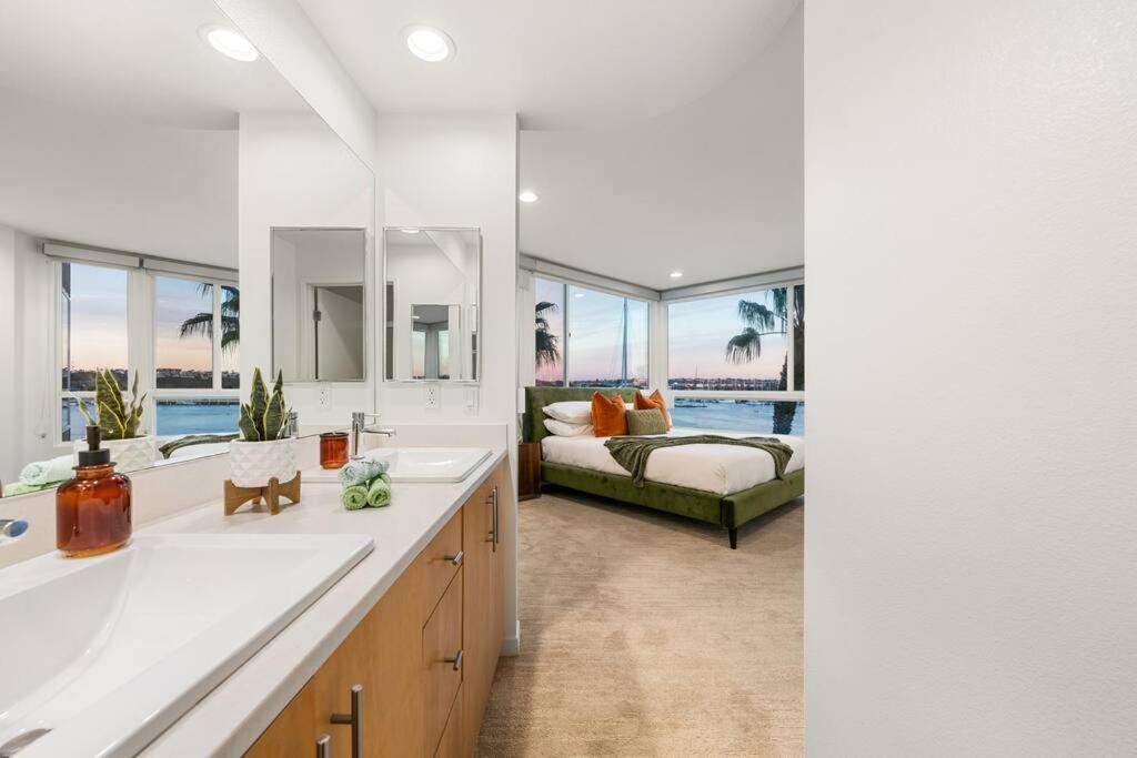 Apartment Skyline Oasis: Luxe 3-floor Waterfront Penthouse