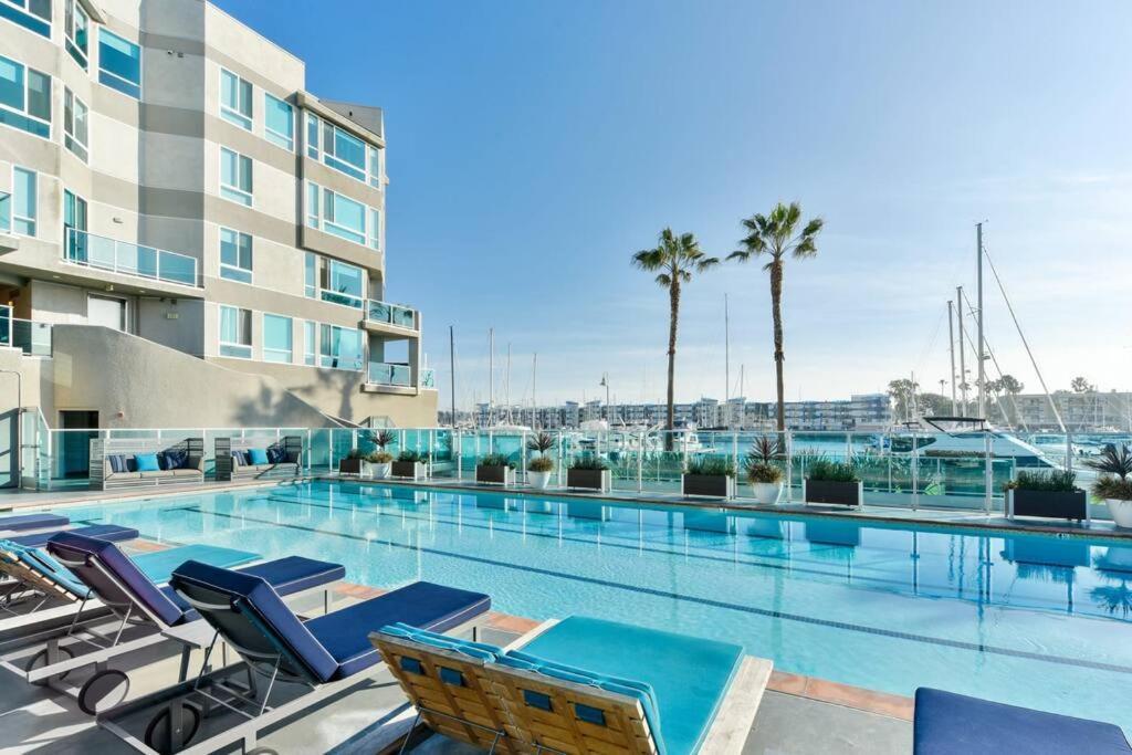Skyline Oasis: Luxe 3-floor Waterfront Penthouse
