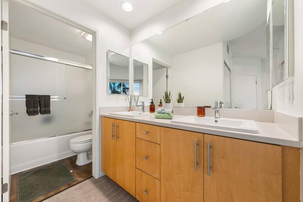 Skyline Oasis: Luxe 3-floor Waterfront Penthouse *