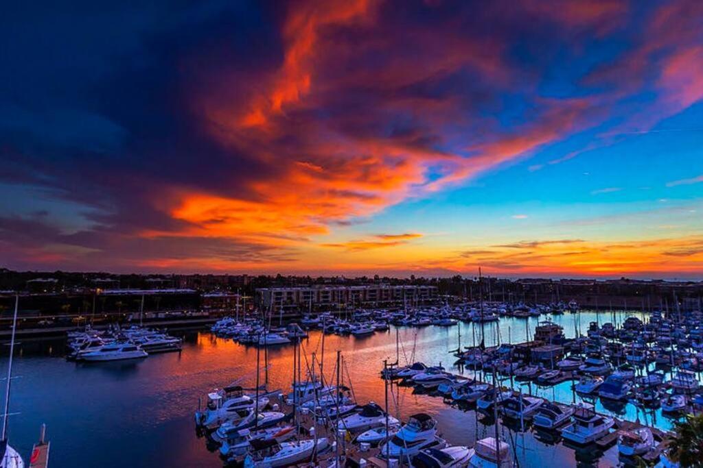 Apartment Skyline Oasis: Luxe 3-floor Waterfront Penthouse *