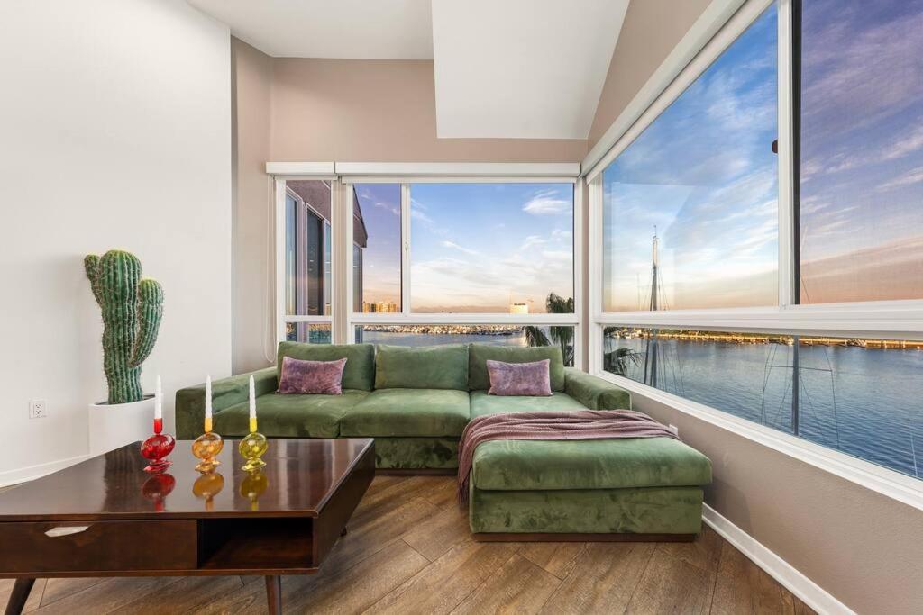 Skyline Oasis: Luxe 3-floor Waterfront Penthouse