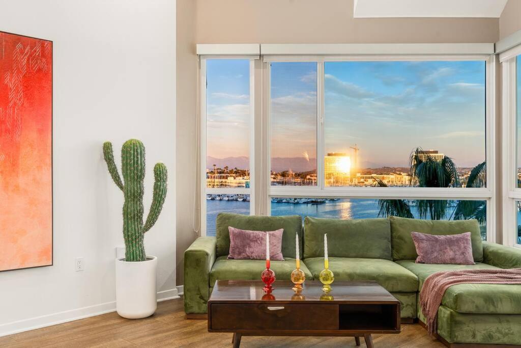 Skyline Oasis: Luxe 3-floor Waterfront Penthouse Los Angeles