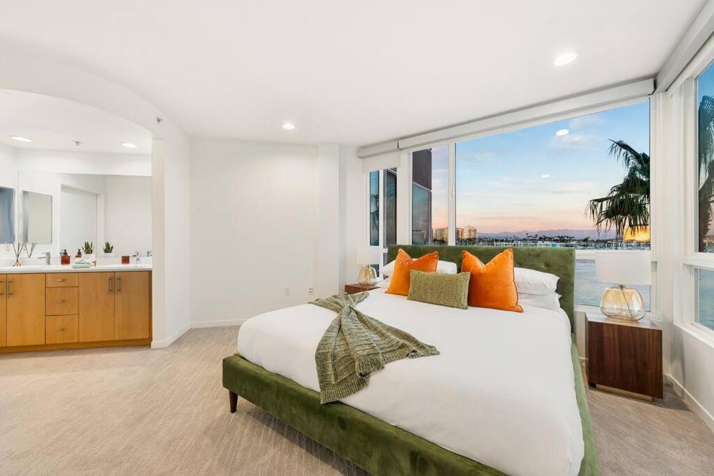Skyline Oasis: Luxe 3-floor Waterfront Penthouse