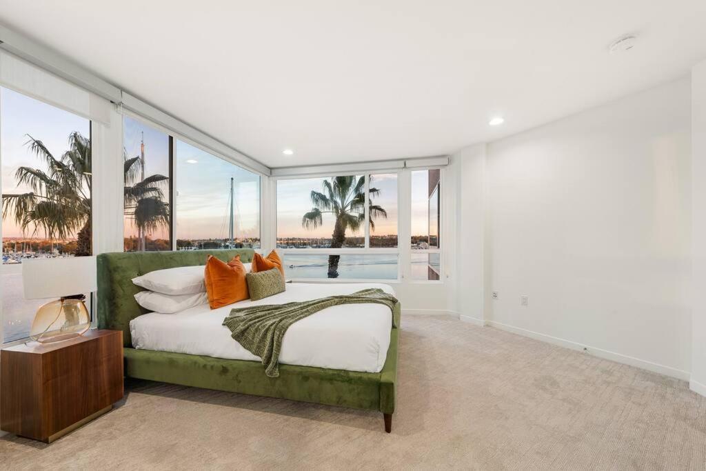 Apartment Skyline Oasis: Luxe 3-floor Waterfront Penthouse Los Angeles