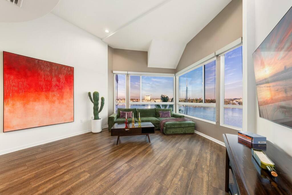 Skyline Oasis: Luxe 3-floor Waterfront Penthouse * Los Angeles