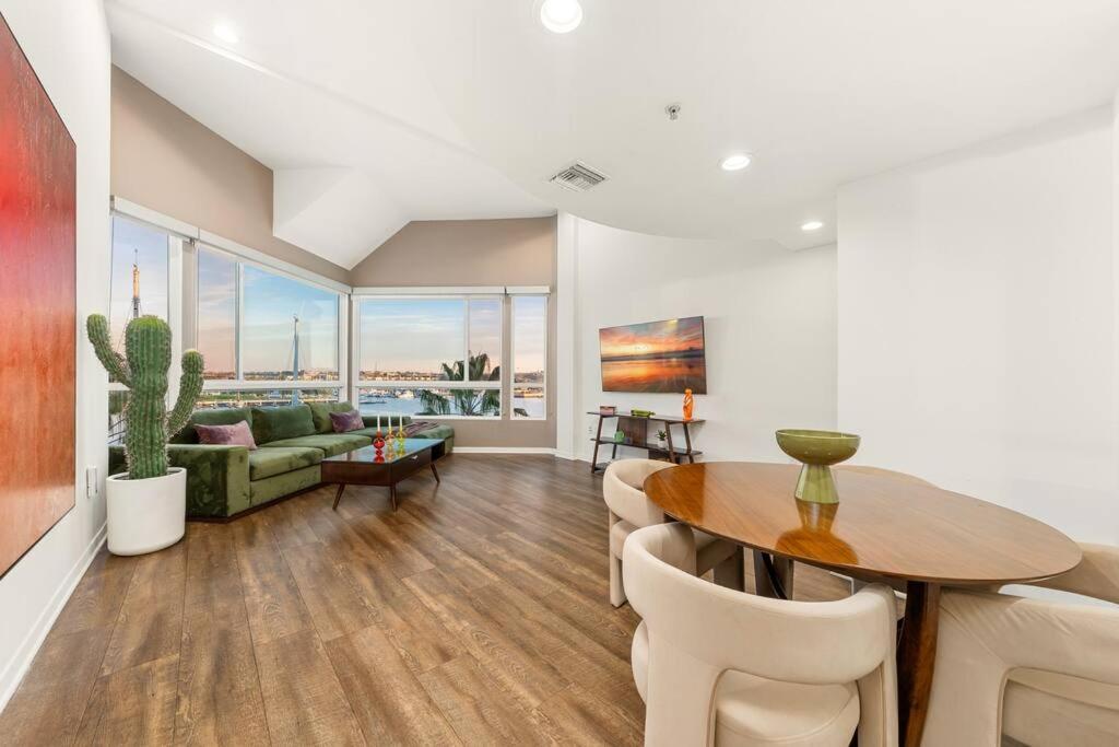 Skyline Oasis: Luxe 3-floor Waterfront Penthouse