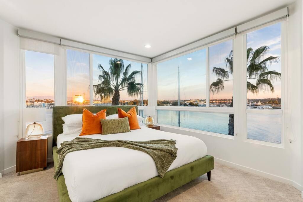Apartment Skyline Oasis: Luxe 3-floor Waterfront Penthouse Los Angeles