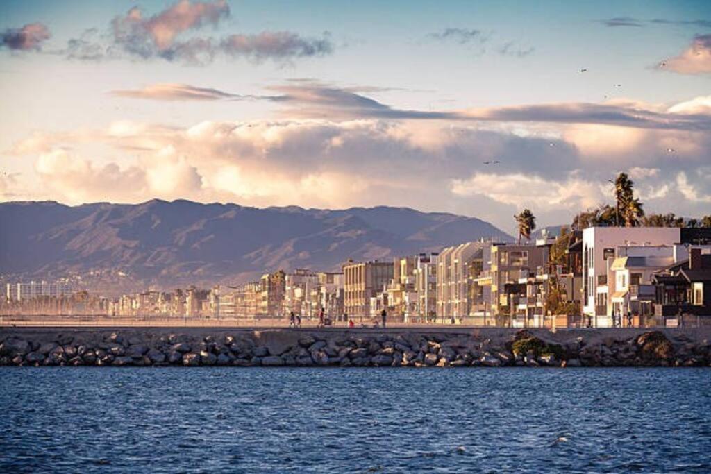 Skyline Oasis: Luxe 3-floor Waterfront Penthouse * Los Angeles