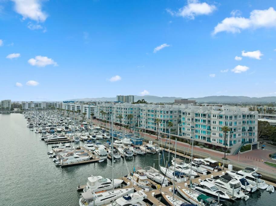 Skyline Oasis: Luxe 3-floor Waterfront Penthouse Apartment *