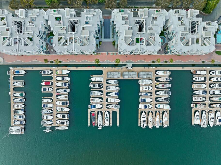 Apartment Skyline Oasis: Luxe 3-floor Waterfront Penthouse Los Angeles