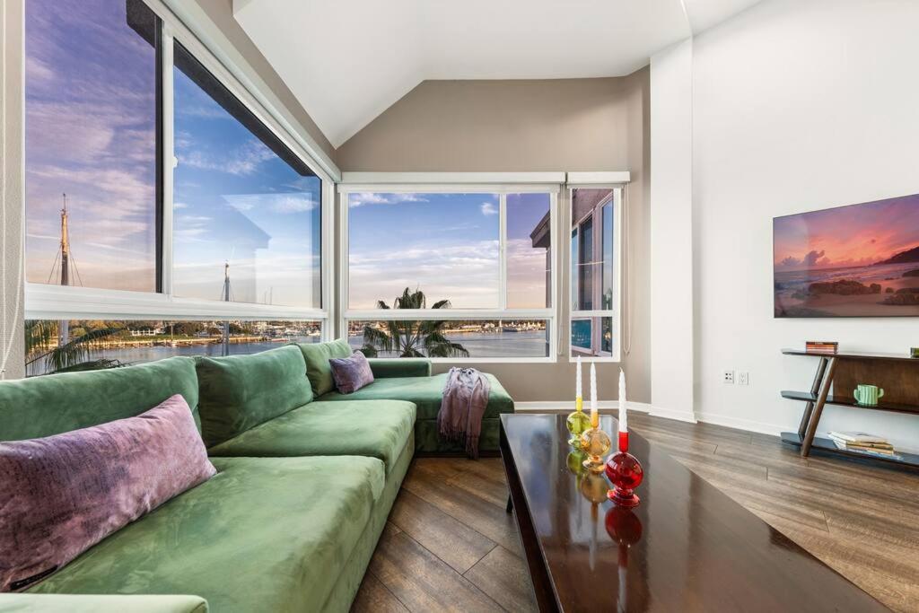 Apartment Skyline Oasis: Luxe 3-floor Waterfront Penthouse *