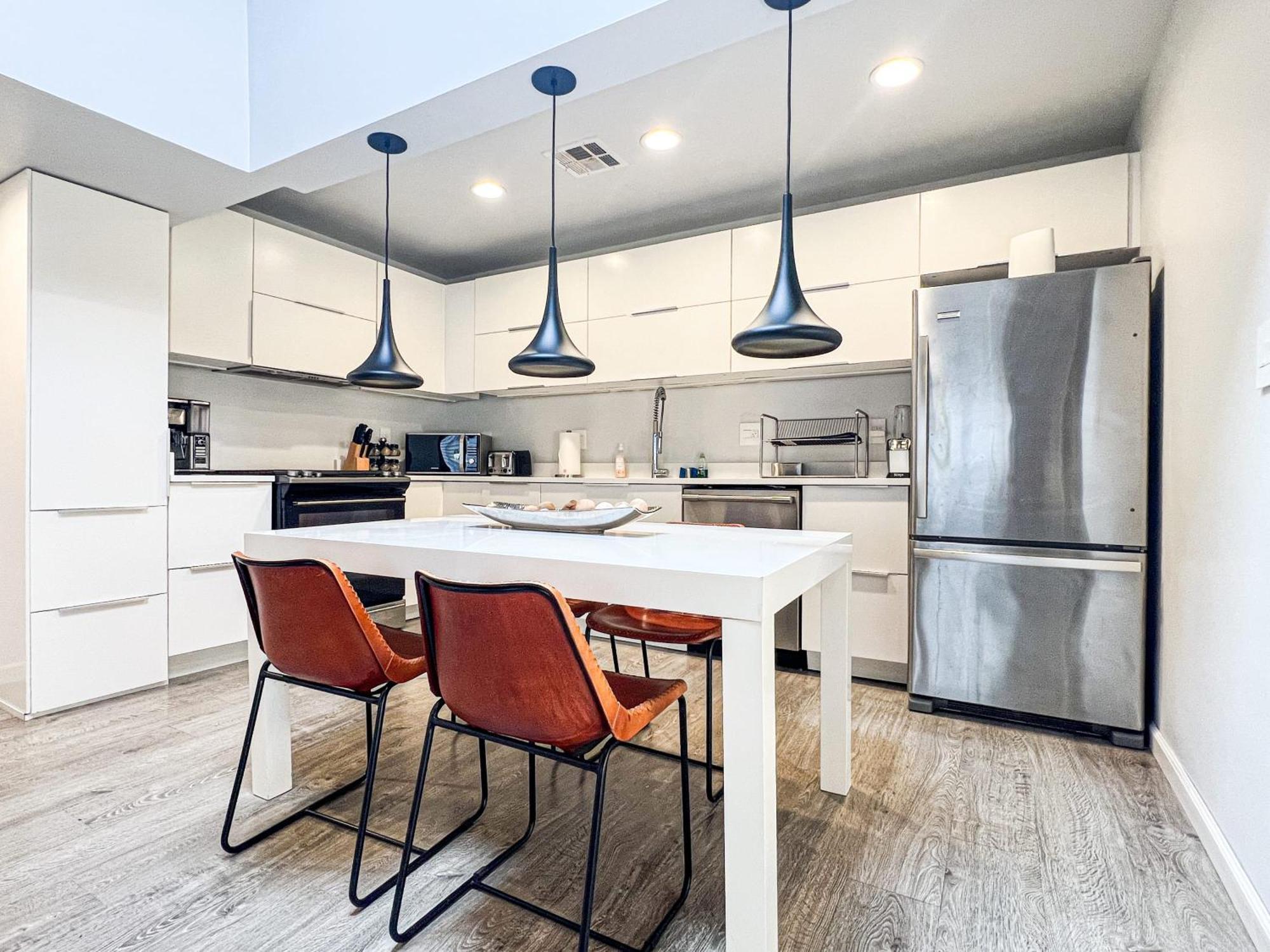 Spacious 2br Unit In An Outstanding Location Los Angeles