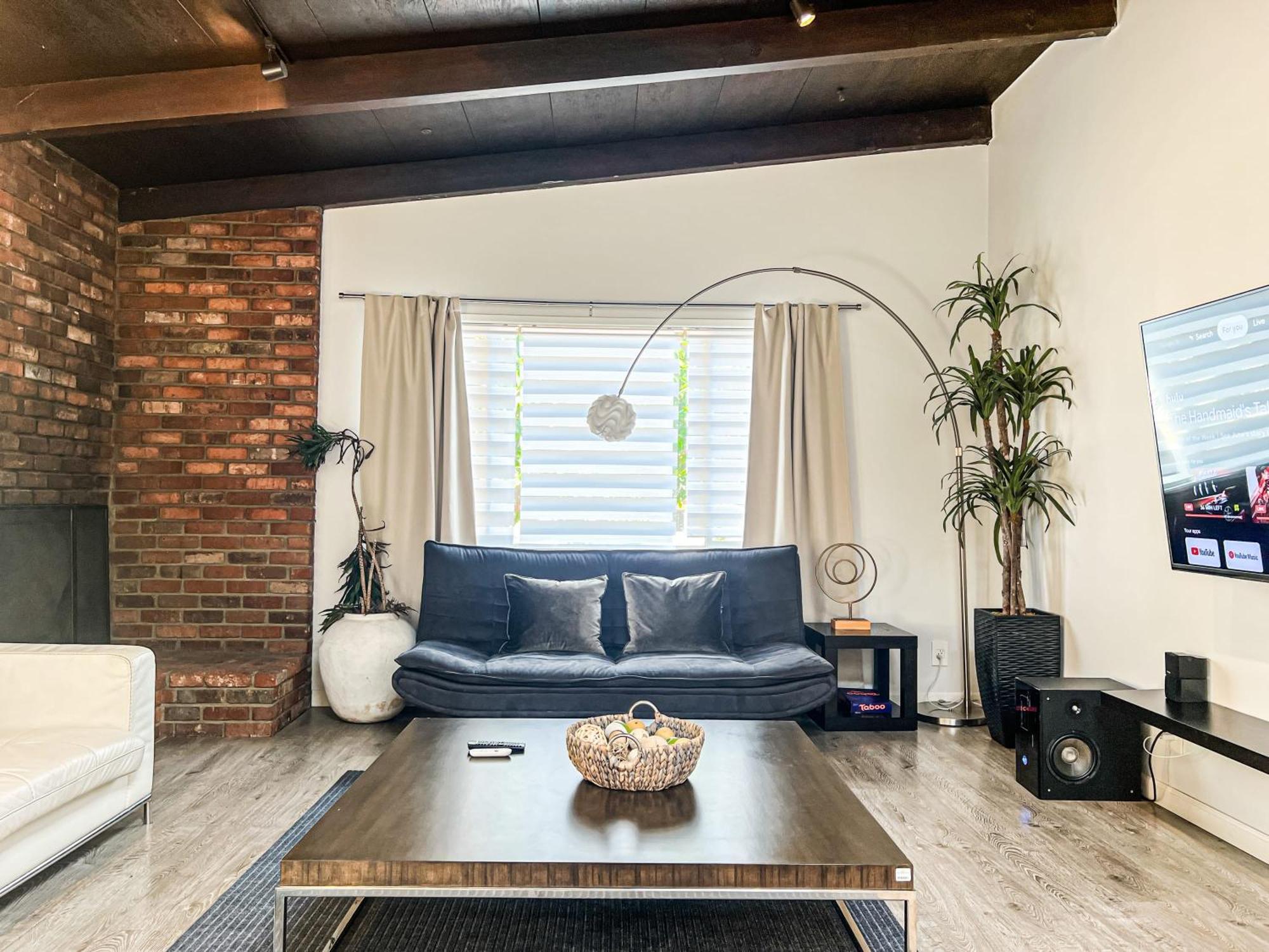 Spacious 2br Unit In An Outstanding Location *