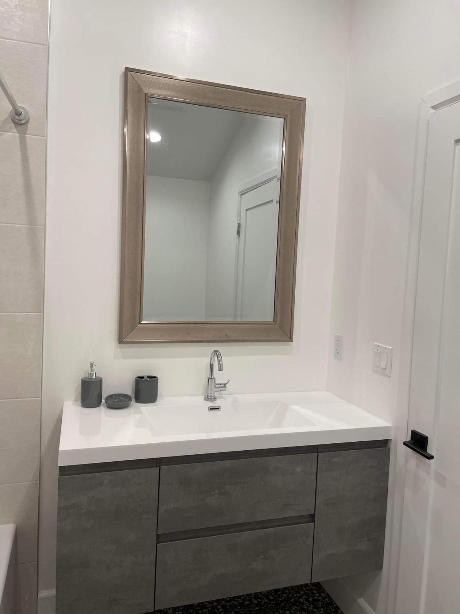 Gated Private House With Own Parking Sherman Oaks *