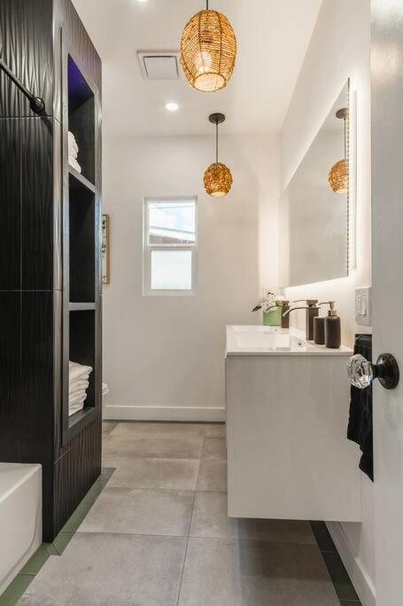 Stylish 4-bedroom In Culver Art District Villa