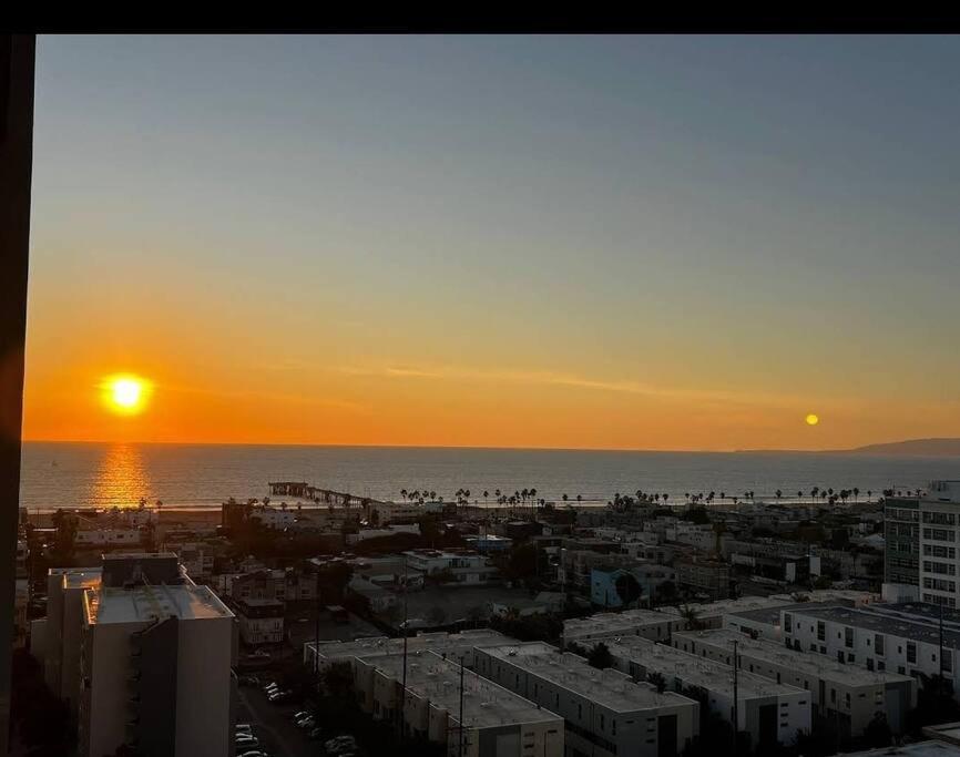 Sleep 7 Ocean View Two Bedroom Venice Beach 5 Min Walk