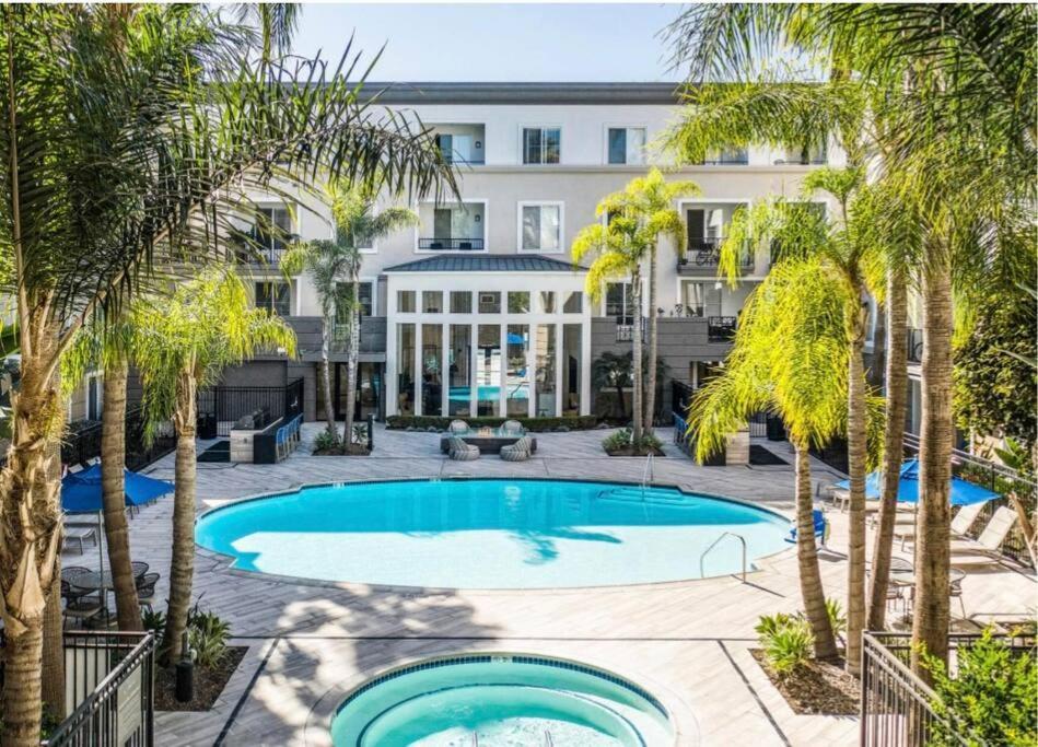 Apartment Cozy Unit Conveniently Located Pool View