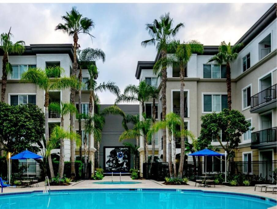 Cozy Unit Conveniently Located Pool View * Los Angeles