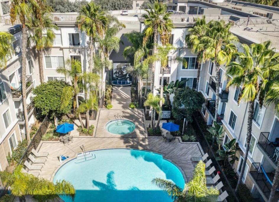 Cozy Unit Conveniently Located Pool View