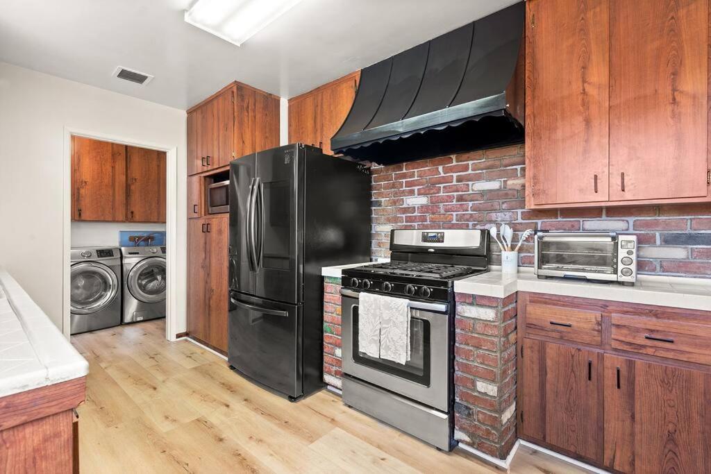 Holiday home West La's Family Or Group Oasis! Beaches/sofi/lax/firepit/bbq/and More! Los Angeles
