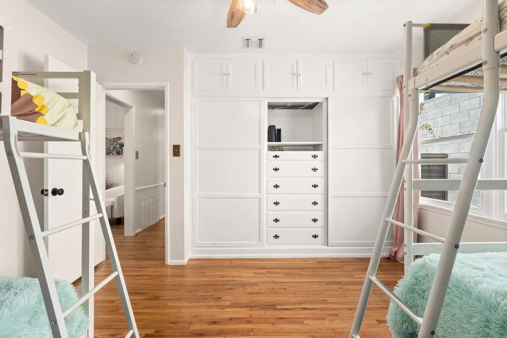 West La's Family Or Group Oasis! Beaches/sofi/lax/firepit/bbq/and More! Holiday home