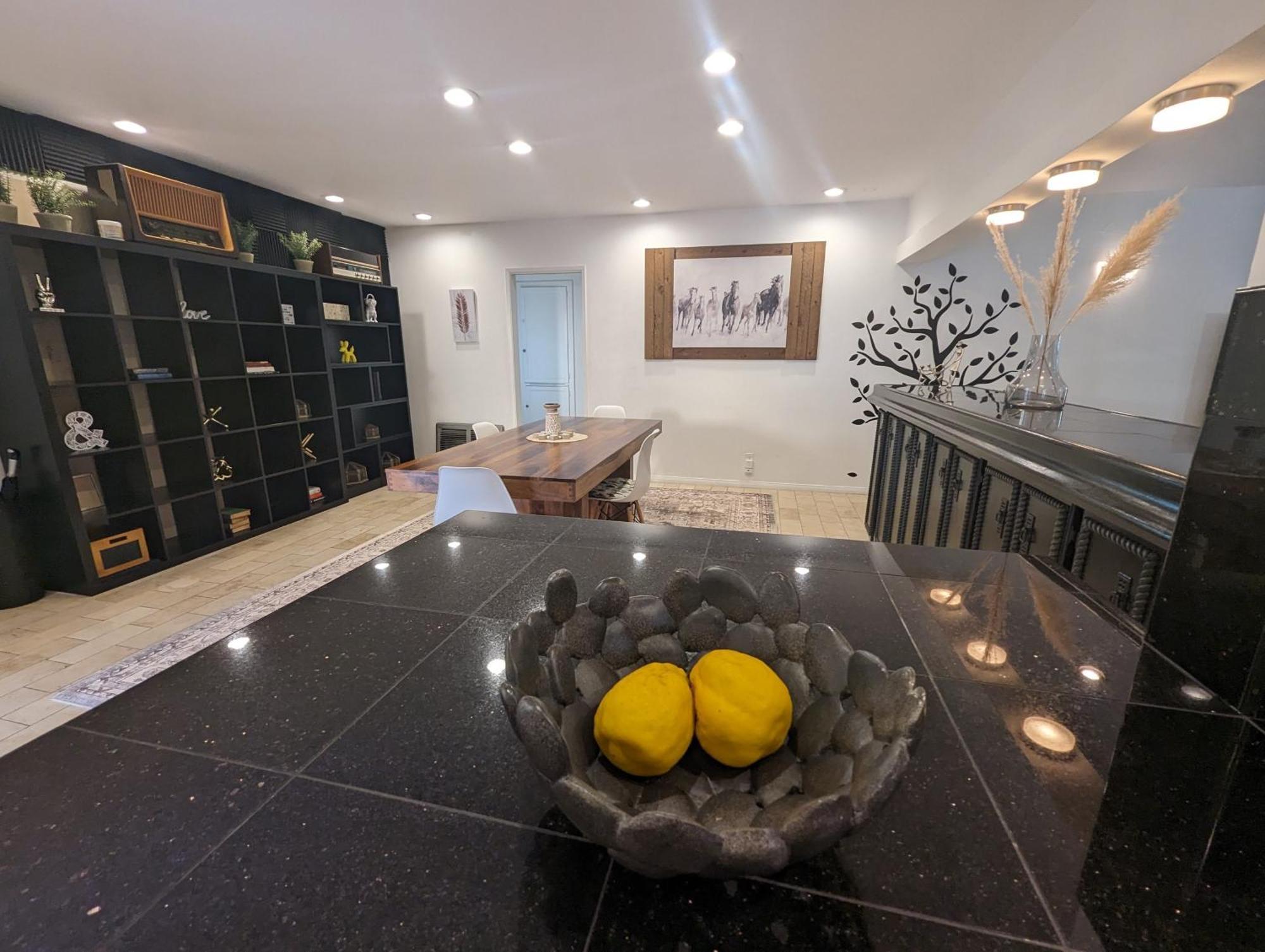 3 Bedroom + Near Venice + Redecorated + Backyard With Bbq Villa Los Angeles