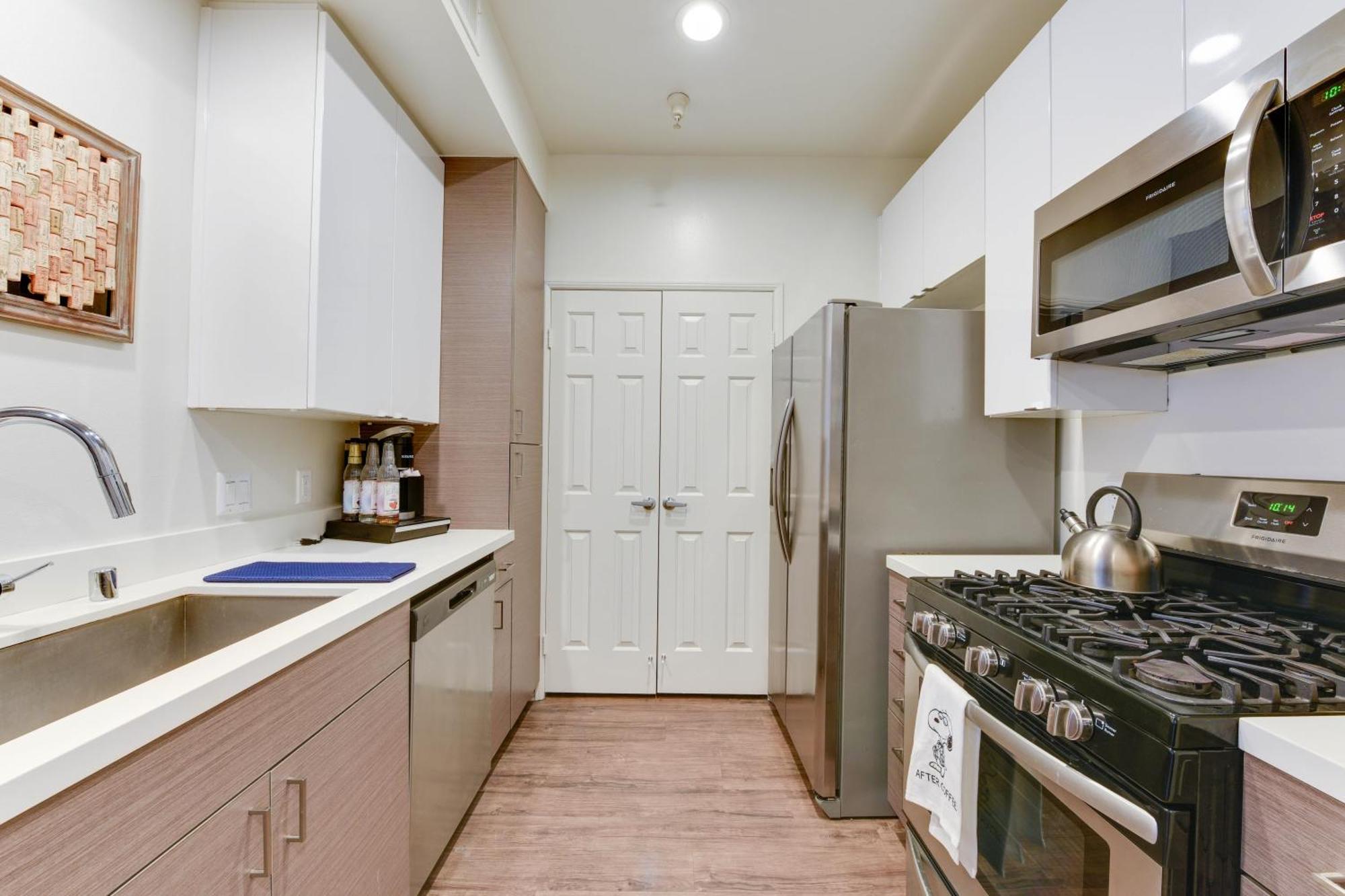 Apartment Cozy Unit Conveniently Located Pool View Los Angeles