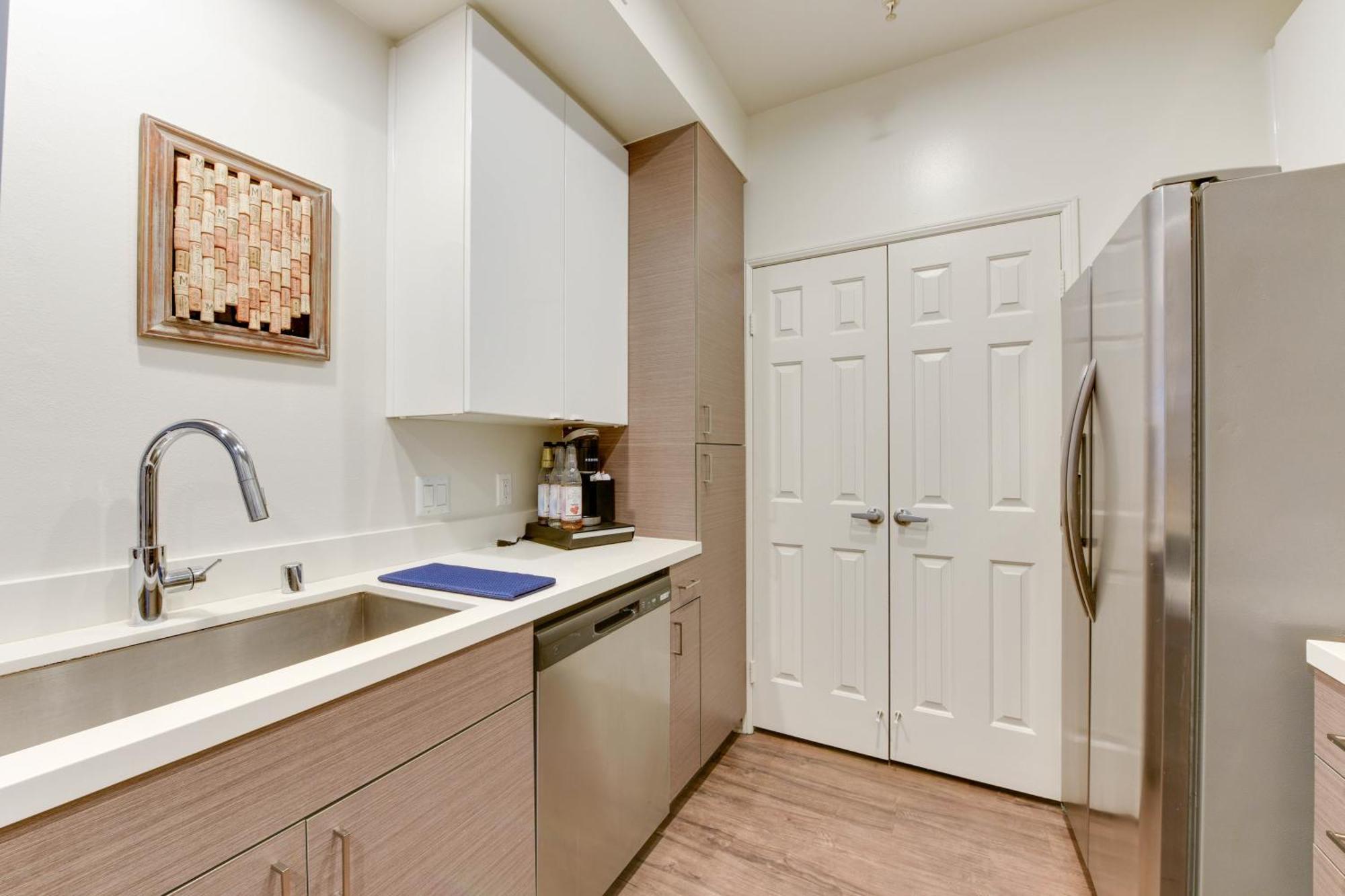 Cozy Unit Conveniently Located Pool View Apartment *