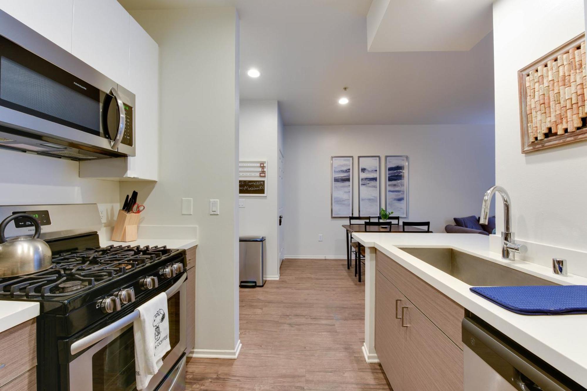 Cozy Unit Conveniently Located Pool View * Los Angeles
