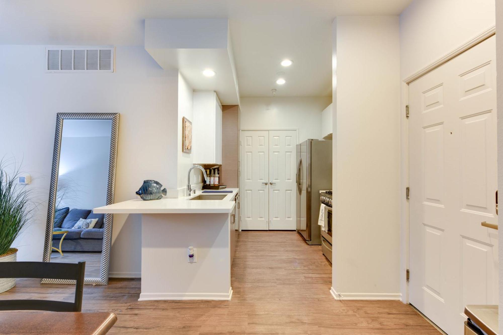 Apartment Cozy Unit Conveniently Located Pool View *