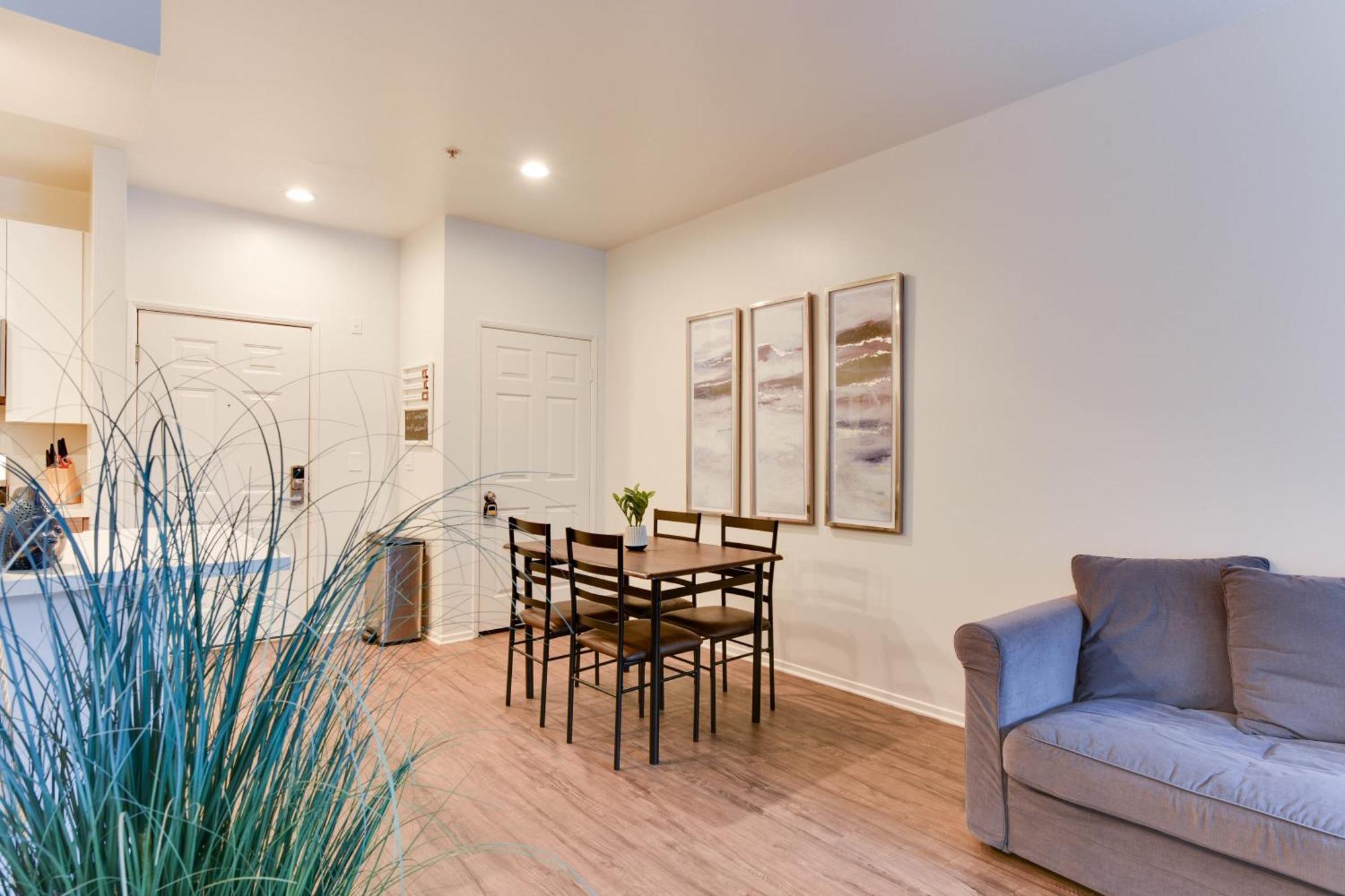 Cozy Unit Conveniently Located Pool View * Los Angeles