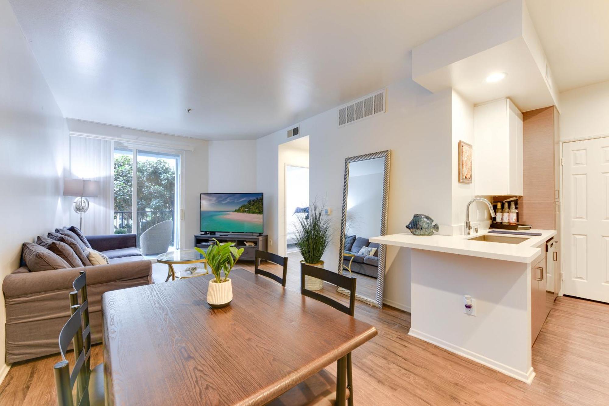 Cozy Unit Conveniently Located Pool View * Los Angeles