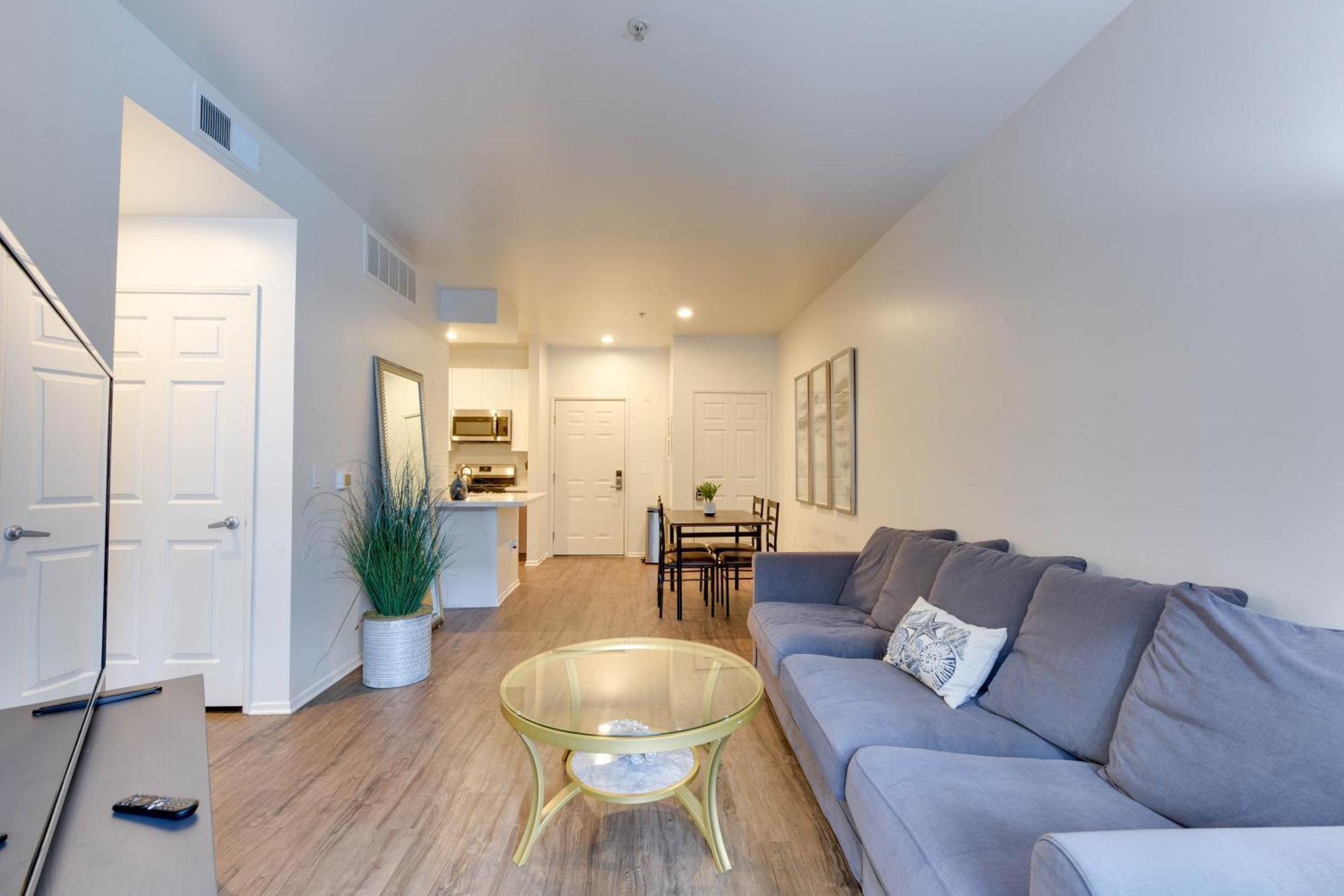 Cozy Unit Conveniently Located Pool View Apartment *