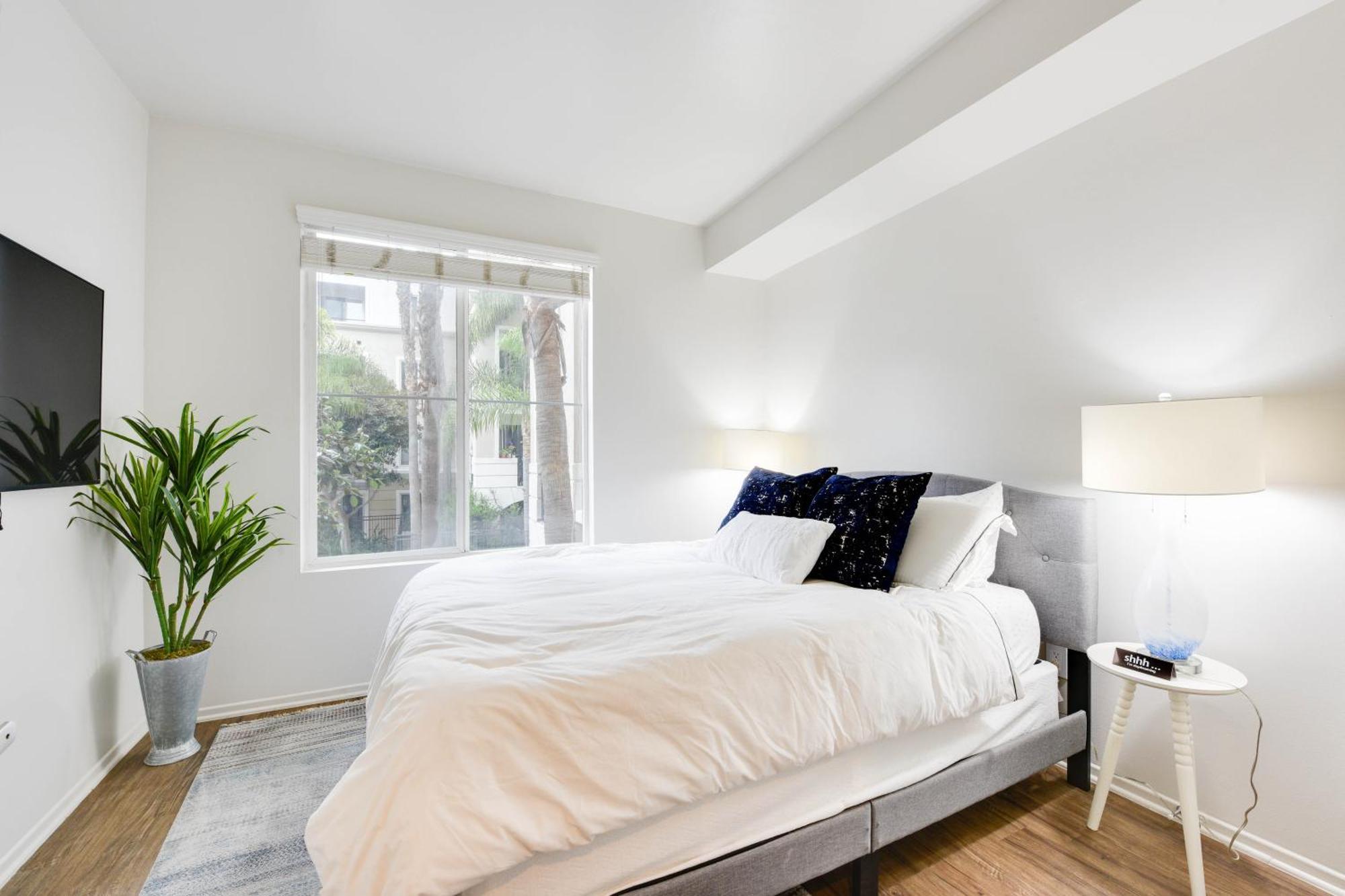 Apartment Cozy Unit Conveniently Located Pool View *