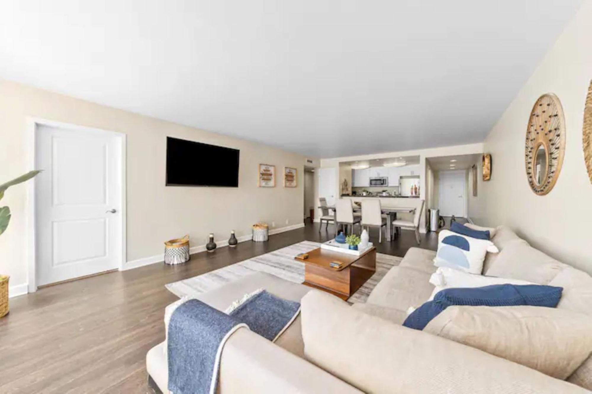 Mesmerizing Marina Vista: Luxe 3-bedroom W/ Pool Apartment Los Angeles