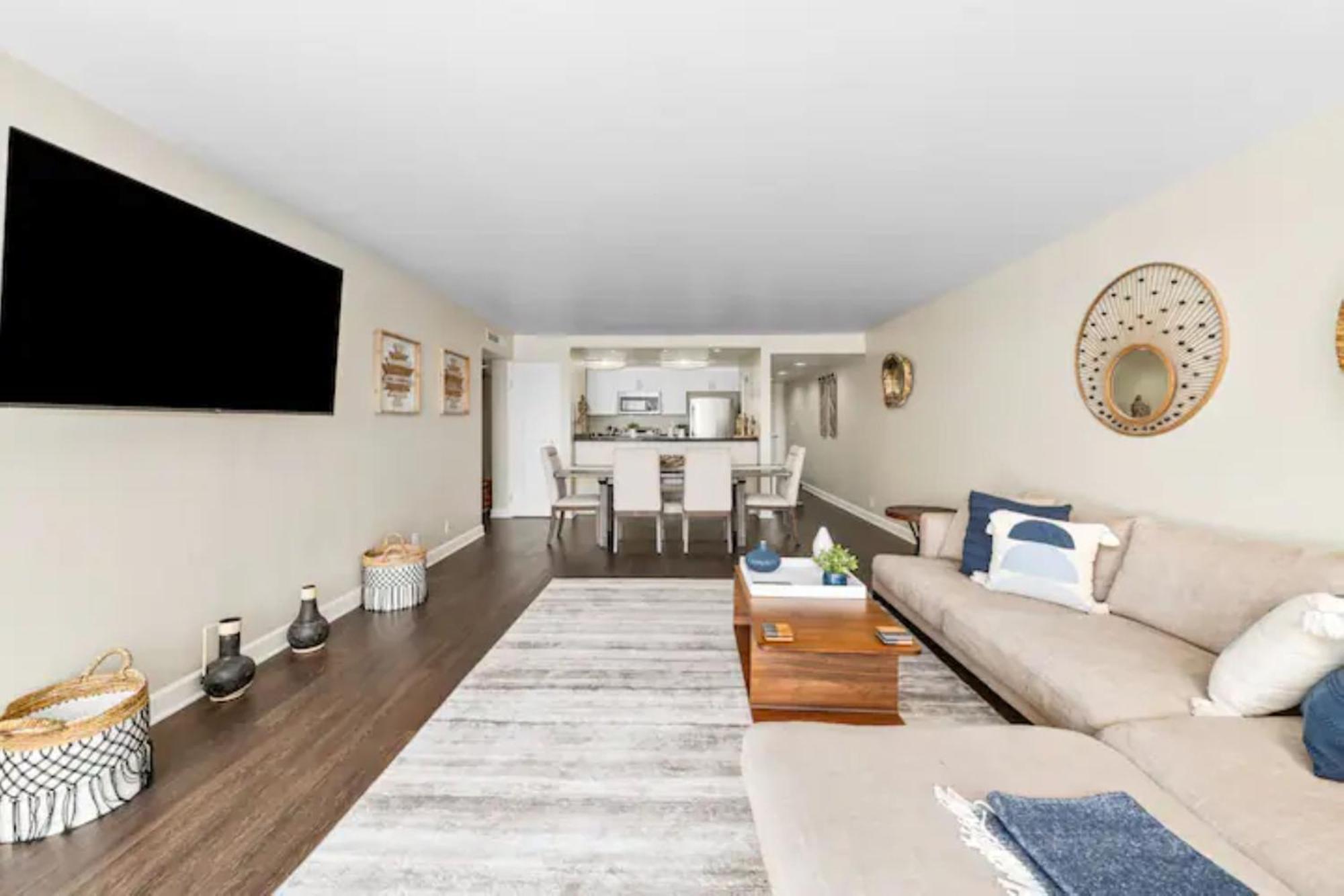 Mesmerizing Marina Vista: Luxe 3-bedroom W/ Pool