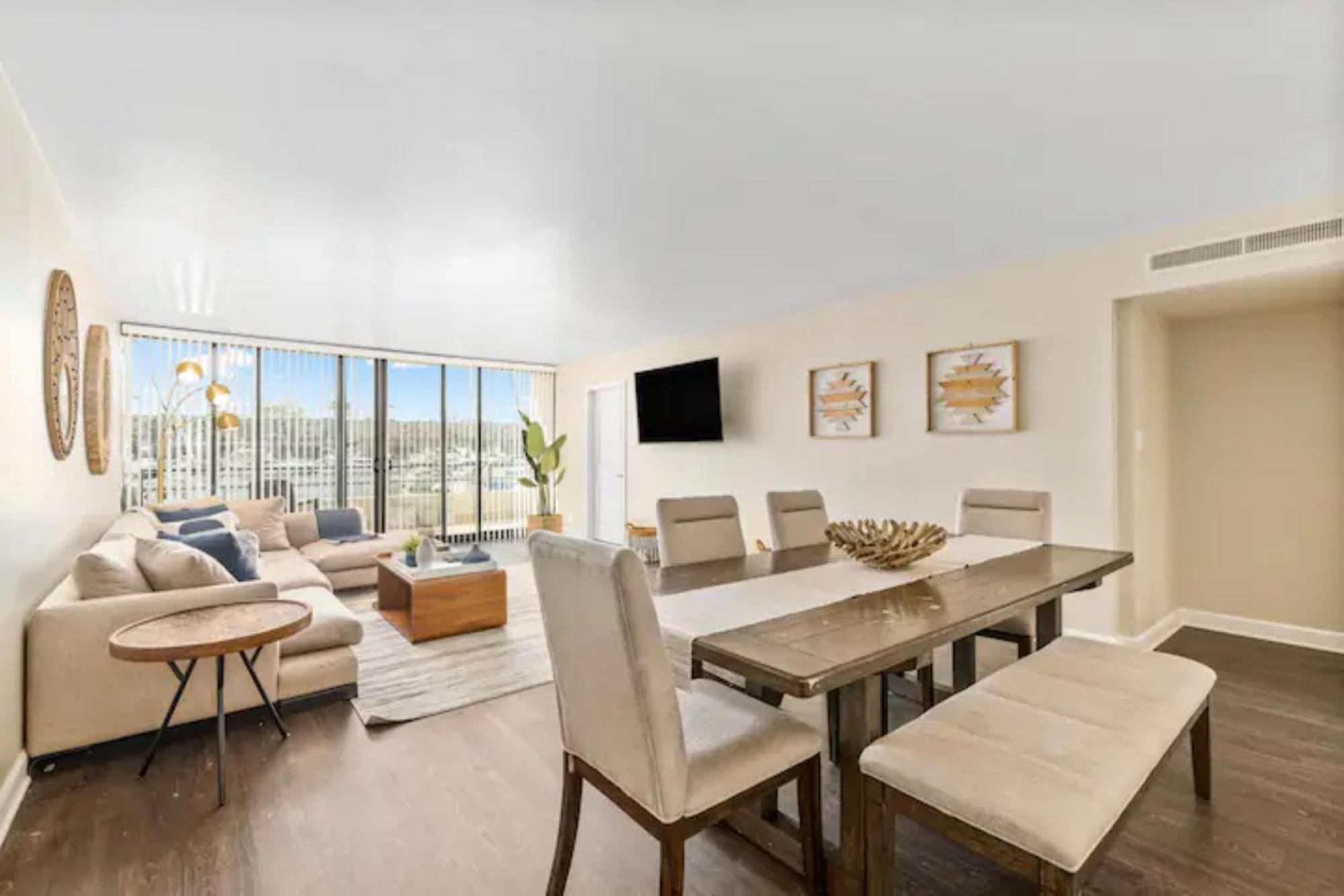 Mesmerizing Marina Vista: Luxe 3-bedroom W/ Pool Los Angeles