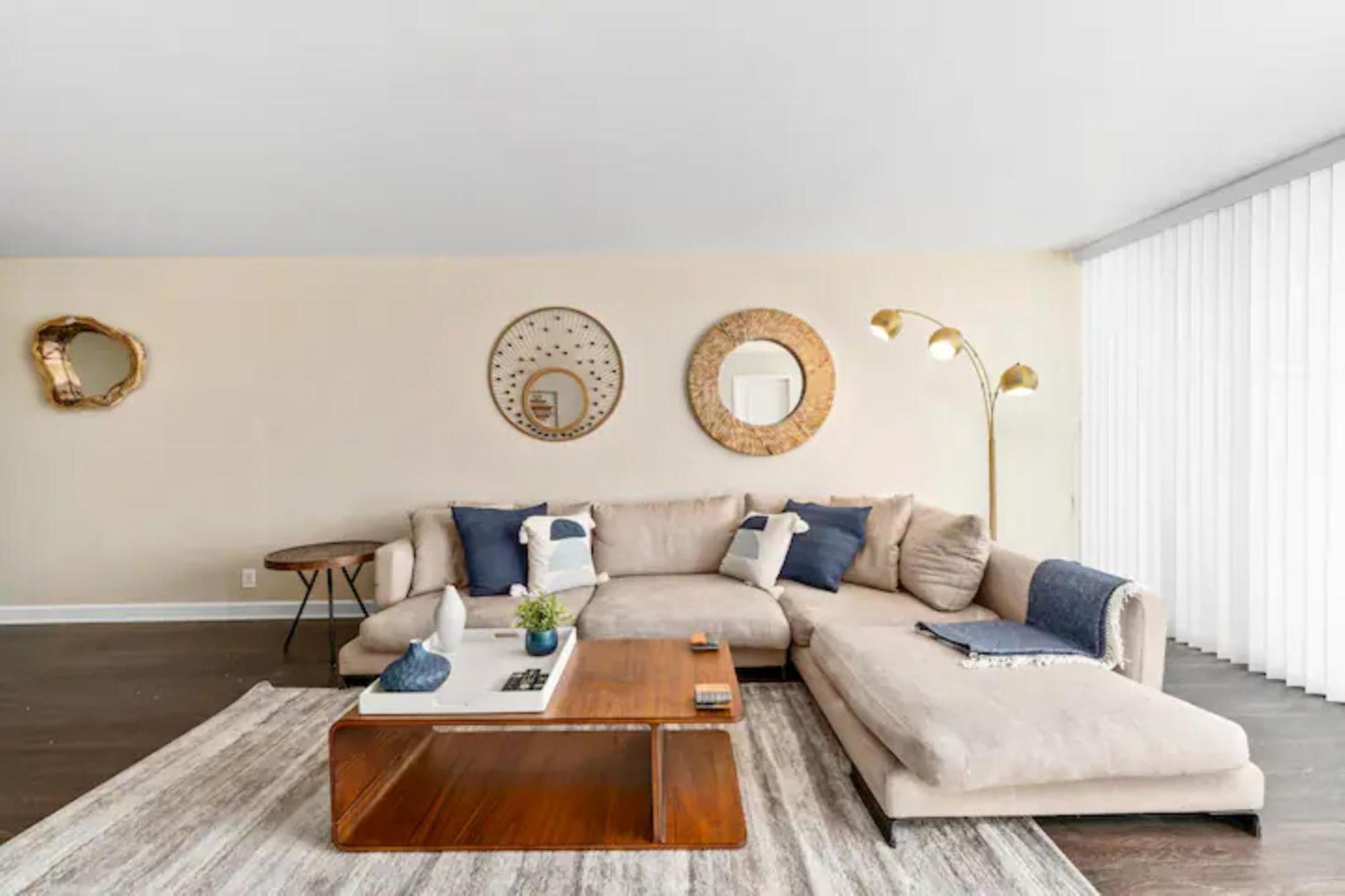 Mesmerizing Marina Vista: Luxe 3-bedroom W/ Pool Apartment