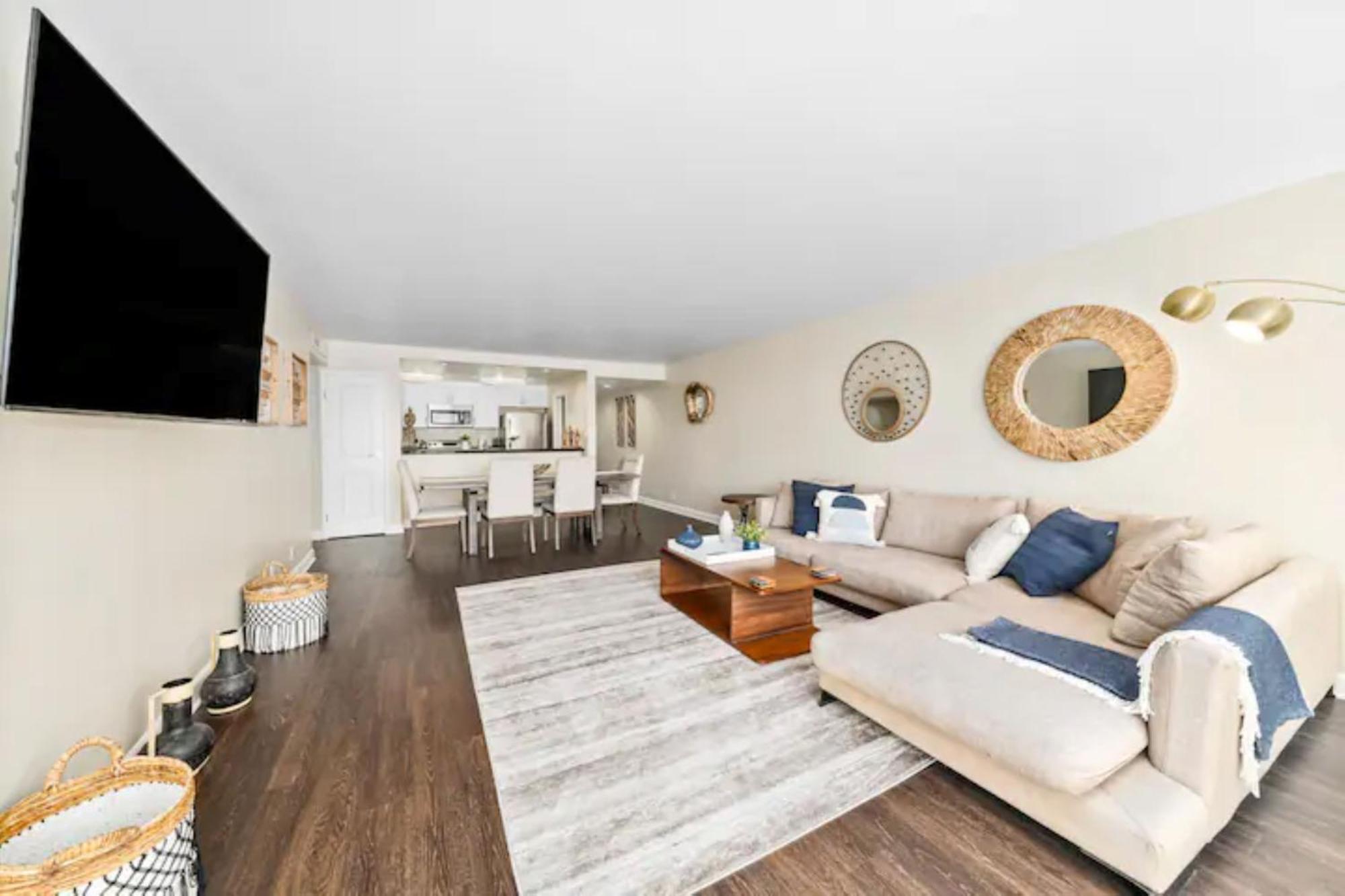 Mesmerizing Marina Vista: Luxe 3-bedroom W/ Pool Apartment *
