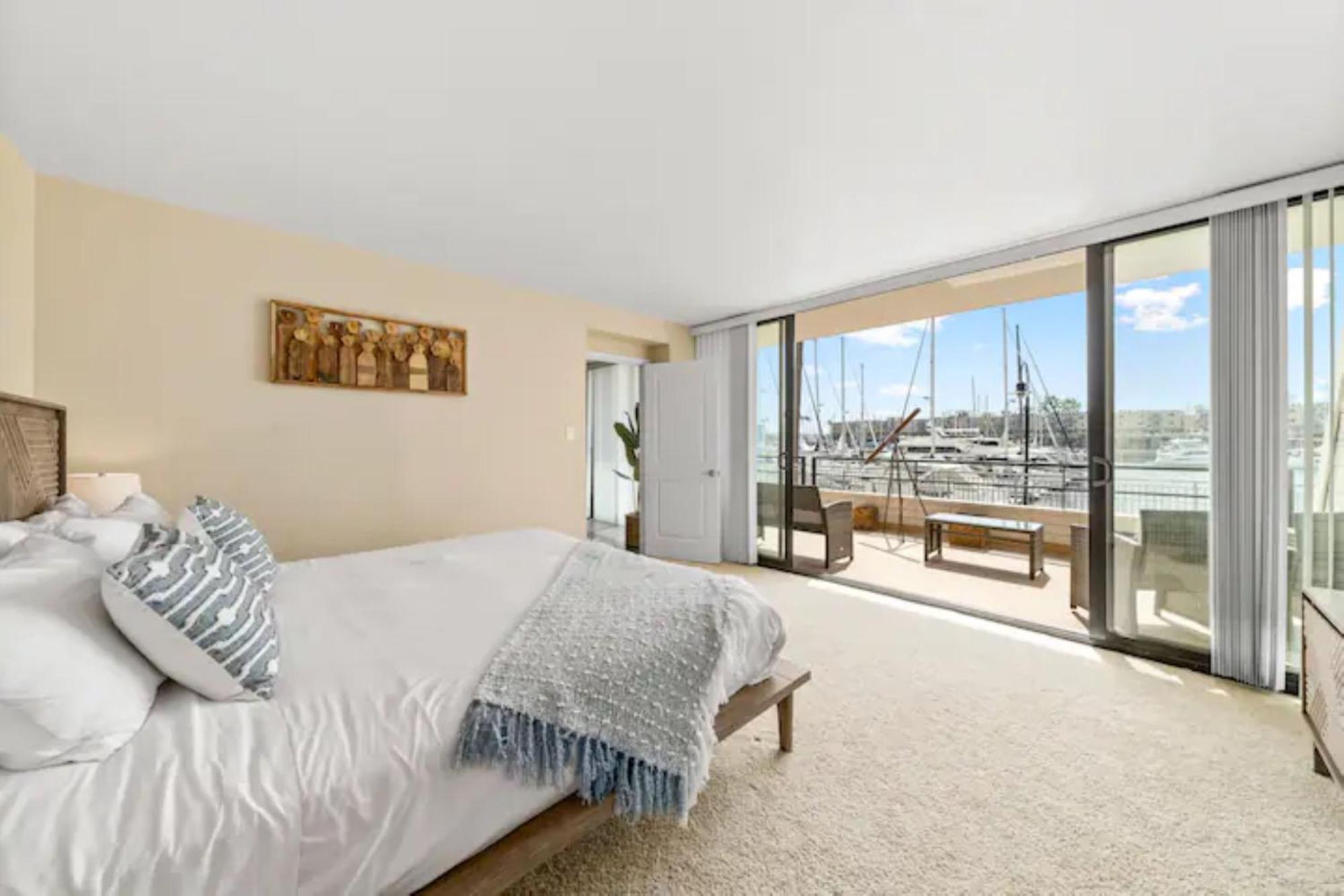 Mesmerizing Marina Vista: Luxe 3-bedroom W/ Pool Apartment Los Angeles