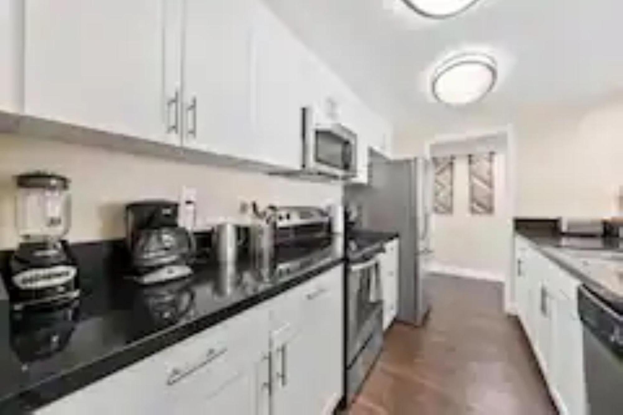 Mesmerizing Marina Vista: Luxe 3-bedroom W/ Pool *