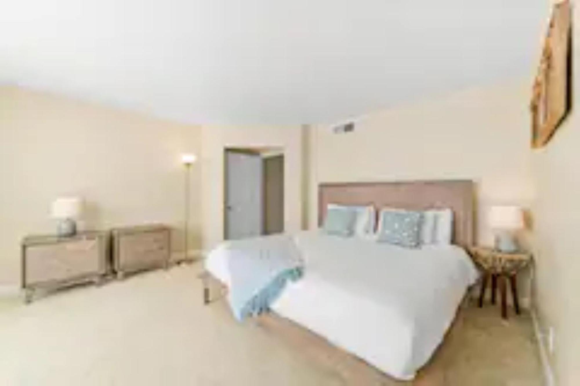 Mesmerizing Marina Vista: Luxe 3-bedroom W/ Pool