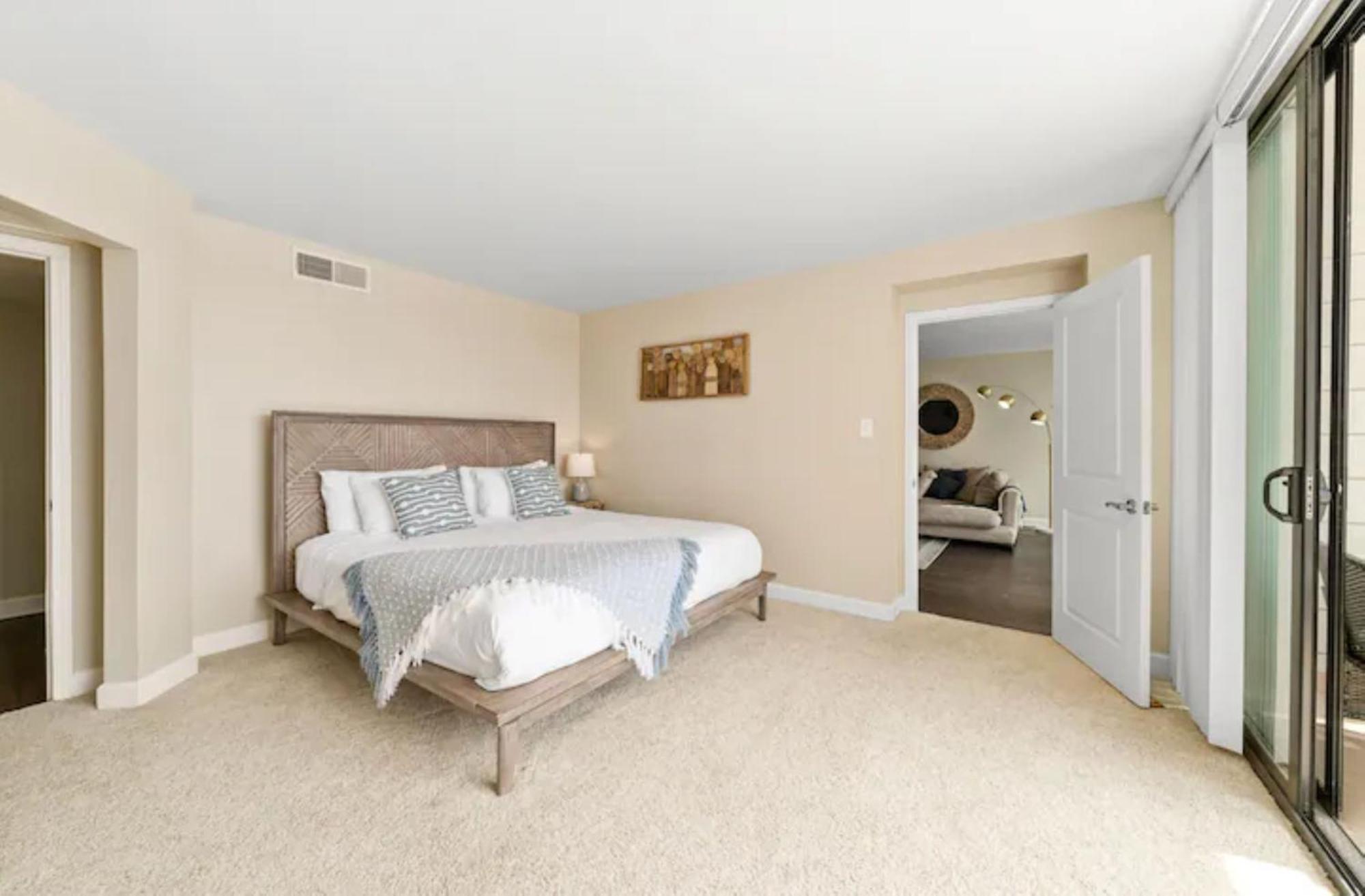 Mesmerizing Marina Vista: Luxe 3-bedroom W/ Pool Apartment