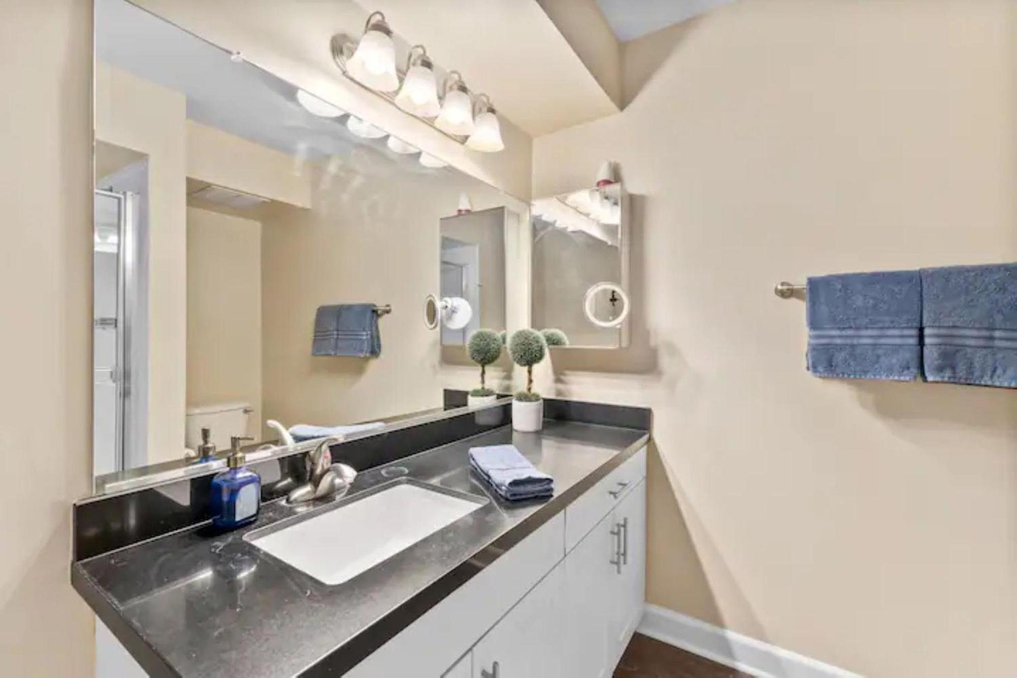 Mesmerizing Marina Vista: Luxe 3-bedroom W/ Pool Los Angeles
