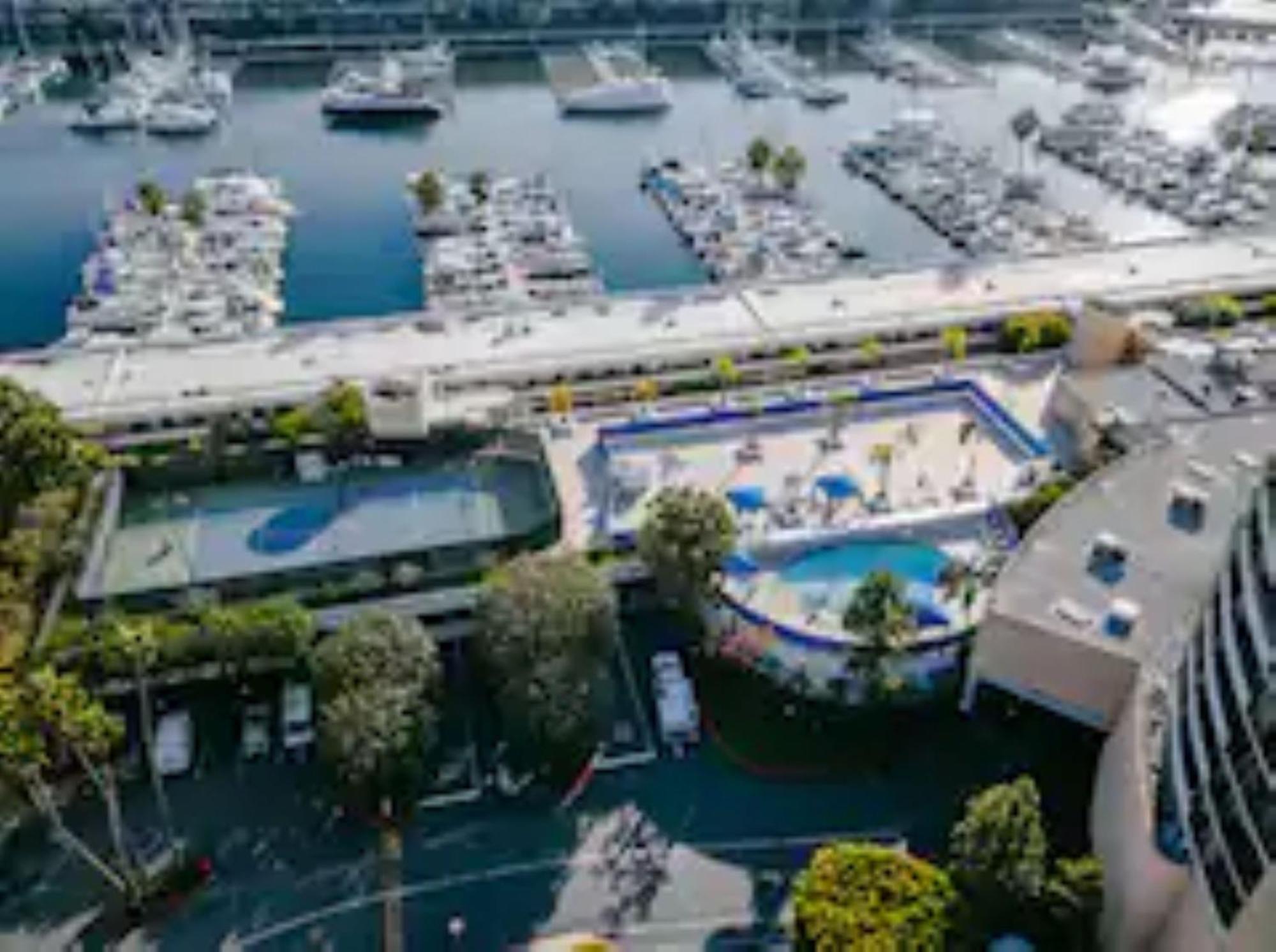 Mesmerizing Marina Vista: Luxe 3-bedroom W/ Pool