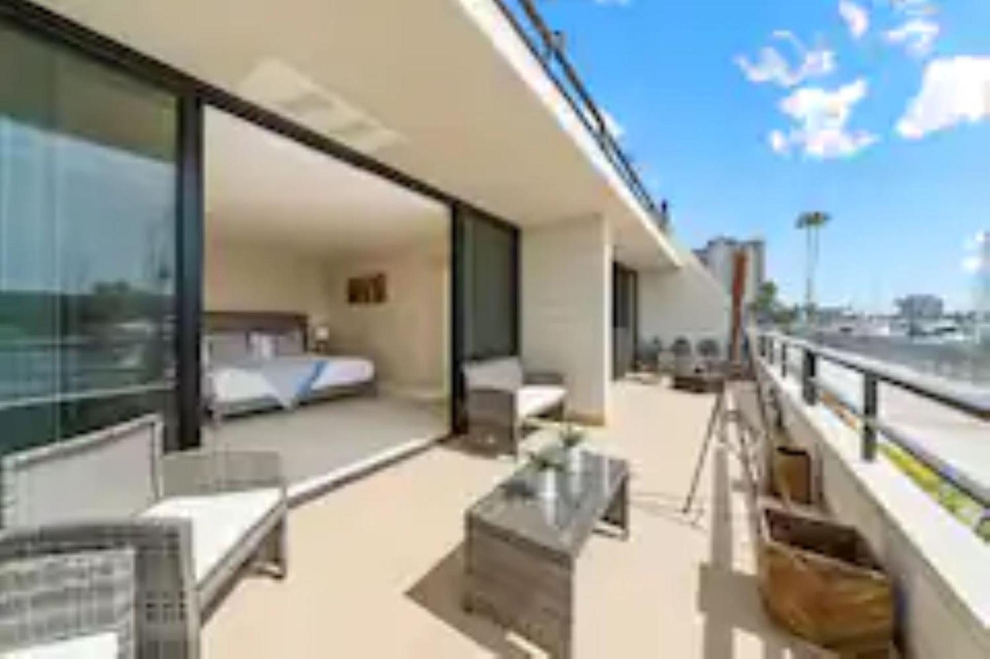Apartment Mesmerizing Marina Vista: Luxe 3-bedroom W/ Pool