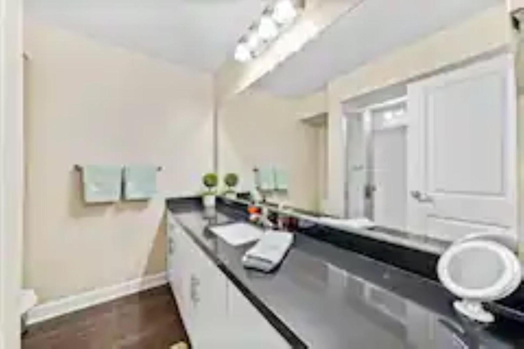 Apartment Mesmerizing Marina Vista: Luxe 3-bedroom W/ Pool *