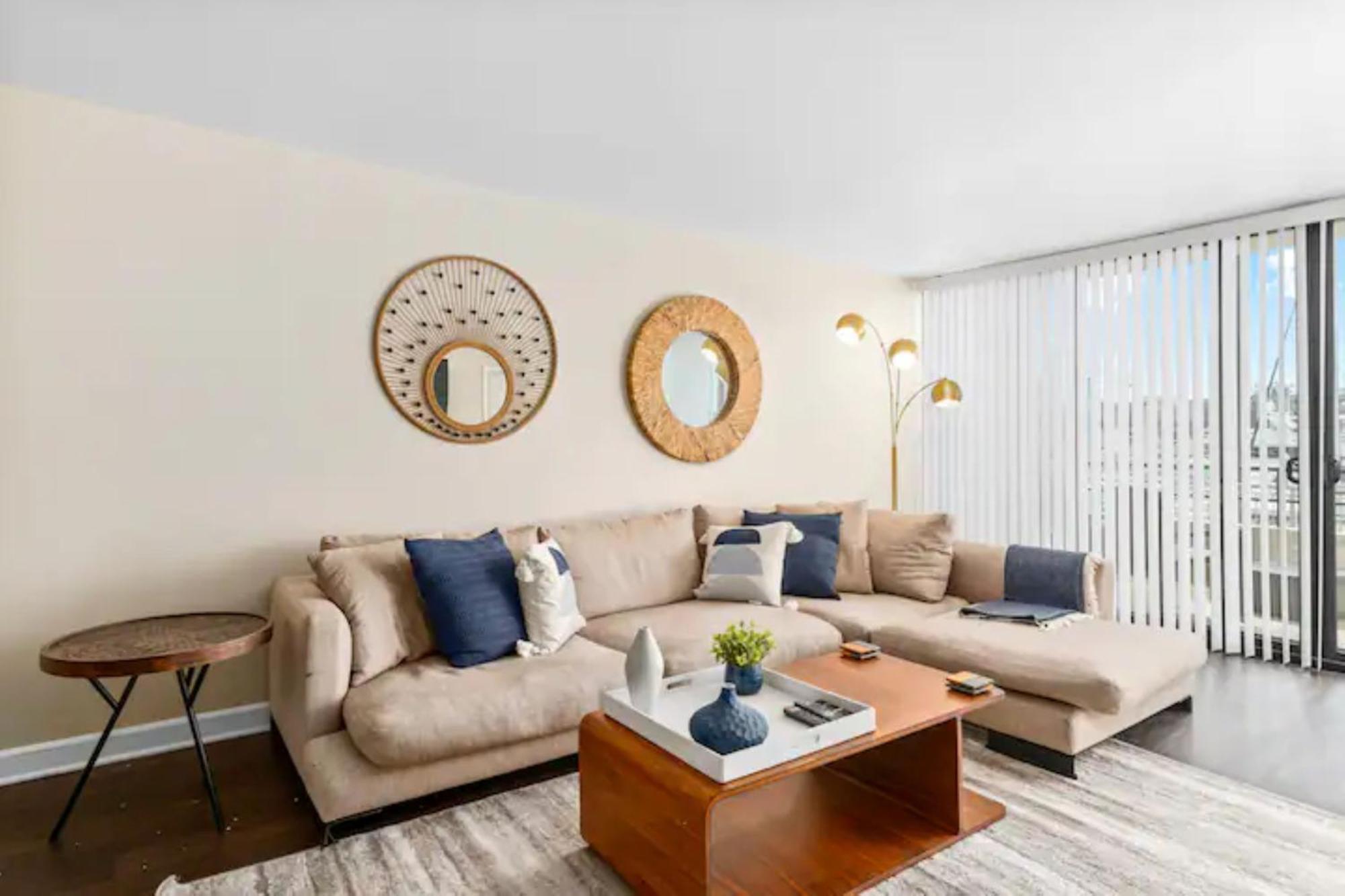 Mesmerizing Marina Vista: Luxe 3-bedroom W/ Pool