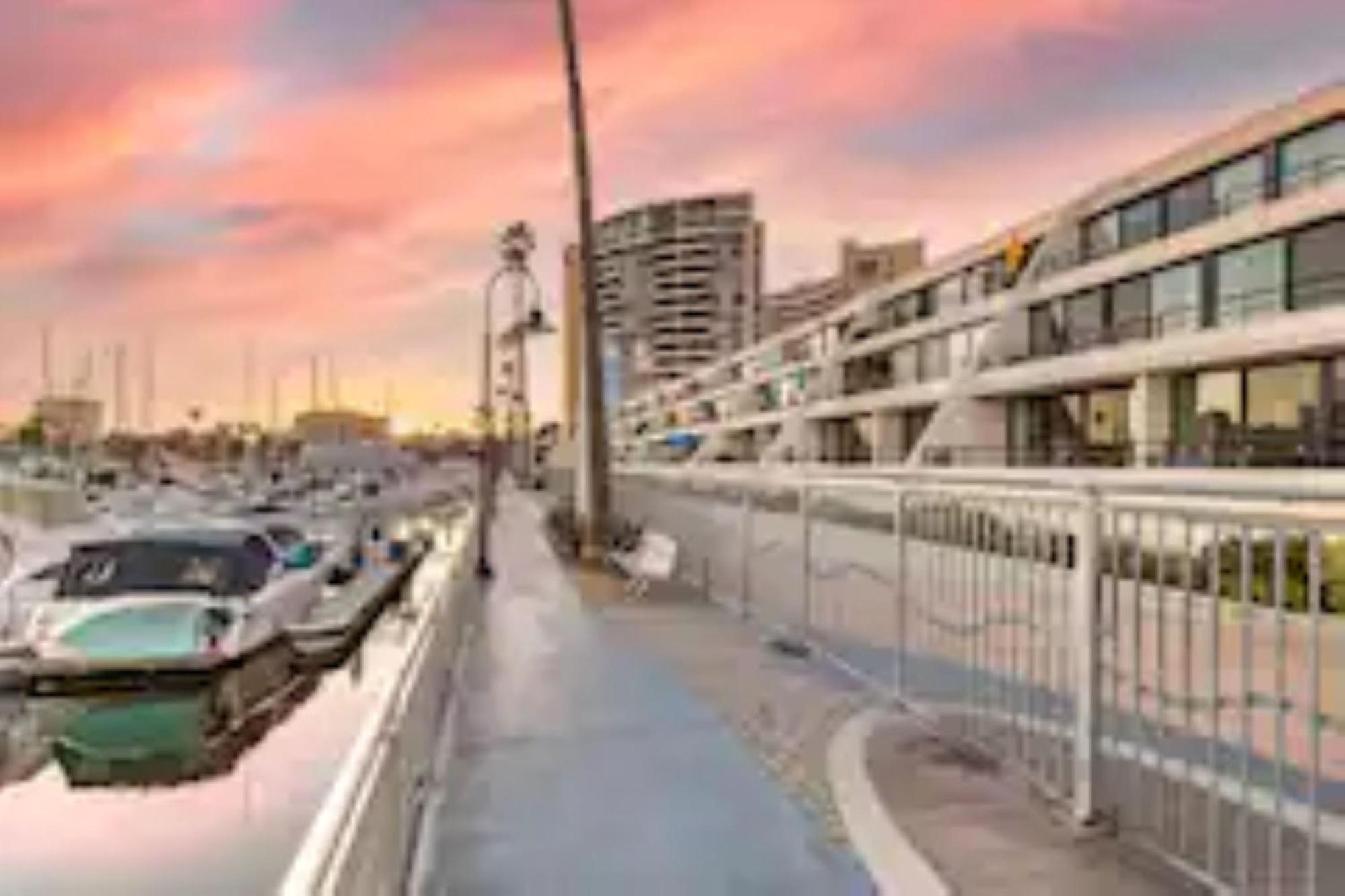 Mesmerizing Marina Vista: Luxe 3-bedroom W/ Pool Apartment